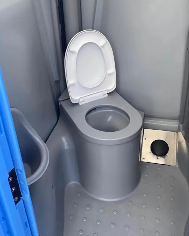 Flushing porta potty toilet with lid